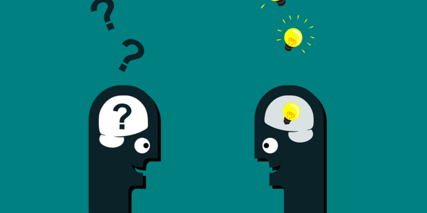 Zwei stilisierte Köpfe stehen sich gegenüber. Über dem linken Kopf schweben Fragezeichen, während über dem rechten Kopf Glühbirnen leuchten, die Ideen symbolisieren. Dieses Bild illustriert den Prozess des Fragens und Denkens, wobei einer Fragen hat und der andere Antworten oder Inspiration bietet.
